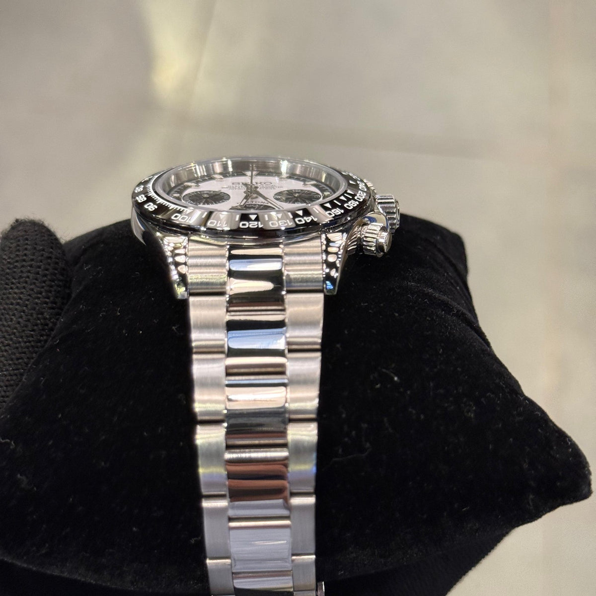 SEITONA Panda Noir side profile and bracelet
